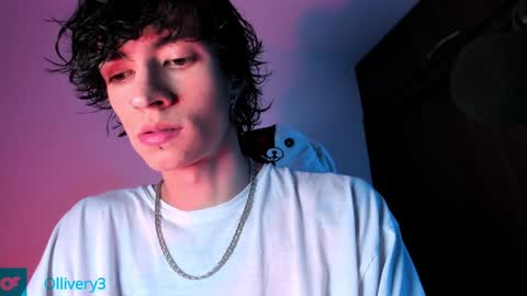 Snapshot of olliver___y chatting on 02-06-25, 03:59 online show from 02-06-25, 03:59