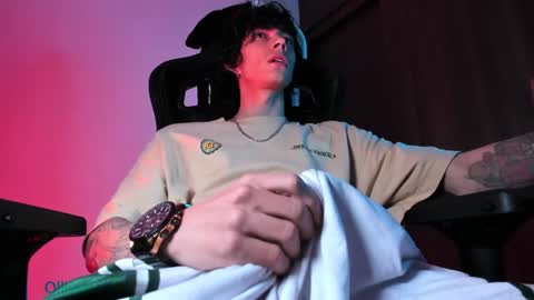 Snapshot of olliver___y chatting on 02-07-25, 06:14 online show from 02-07-25, 06:14