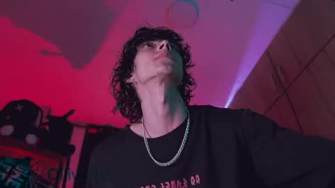 Snapshot of olliver___y chatting on 09-26-25, 04:05 online show from 09-26-25, 04:05