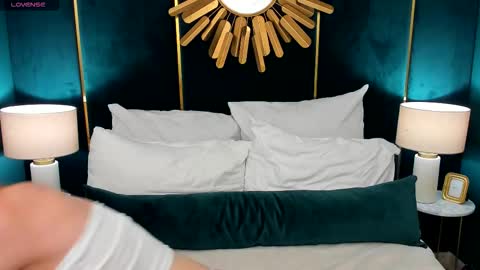 Snapshot of ollyvirg chatting on 10-11-25, 12:15 Amely online show from 10-11-25, 12:15