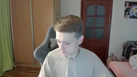 Snapshot of olvr_zoolander chatting on 09-10-25, 07:14 Oliver and Mira online show from 09-10-25, 07:14