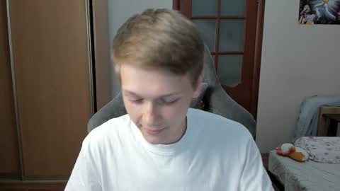 Snapshot of olvr_zoolander chatting on 10-11-25, 10:19 Oliver and Mira online show from 10-11-25, 10:19