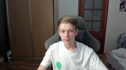 Snapshot of olvr_zoolander chatting on 10-17-25, 08:44 Oliver and Mira online show from 10-17-25, 08:44