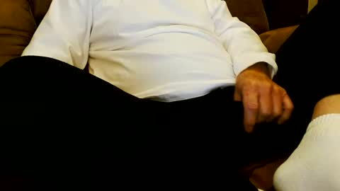 Snapshot of onehanglow chatting on 11-27-25, 02:57 Butch online show from 11-27-25, 02:57