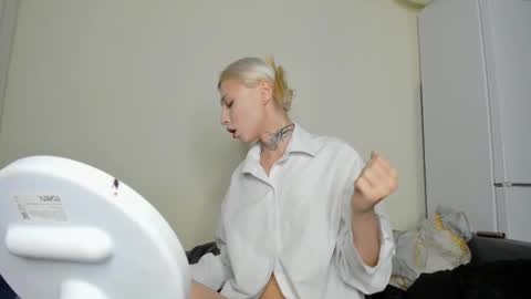 Snapshot of only_iva21 chatting on 11-11-25, 02:28 Iva online show from 11-11-25, 02:28