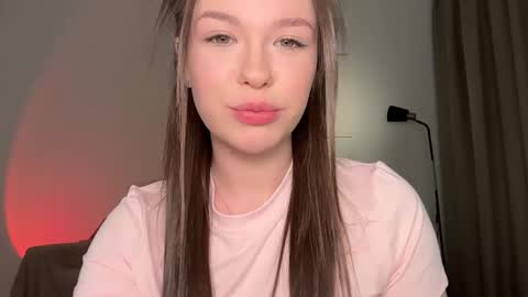 Snapshot of onlybloomm chatting on 03-06-26, 03:30 Alice De Milo online show from 03-06-26, 03:30