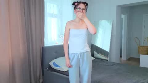 Snapshot of onlygloria chatting on 07-18-26, 05:11 Gloria online show from 07-18-26, 05:11