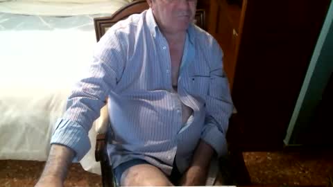 Snapshot of oscarw chatting on 11-23-25, 11:21 Oscar online show from 11-23-25, 11:21