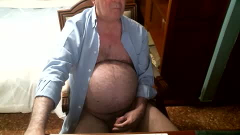 Snapshot of oscarw chatting on 11-25-25, 05:35 Oscar online show from 11-25-25, 05:35