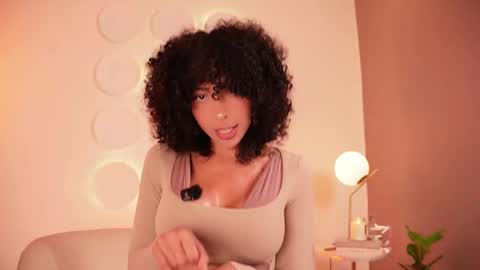 Snapshot of oshun_25 chatting on 03-20-26, 12:10 Oshun online show from 03-20-26, 12:10