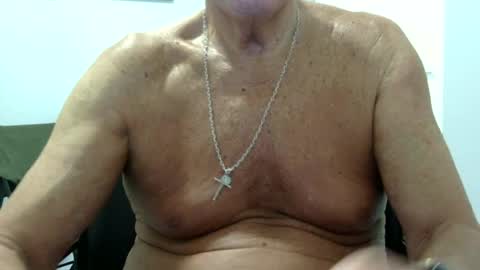 Snapshot of ossibottom chatting on 06-18-26, 02:54 Ossi online show from 06-18-26, 02:54