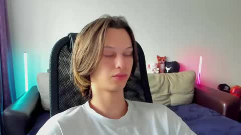 Snapshot of ostin_meoww chatting on 05-10-26, 07:24 Ostin online show from 05-10-26, 07:24