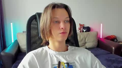 Snapshot of ostin_meoww chatting on 05-12-26, 08:22 Ostin online show from 05-12-26, 08:22