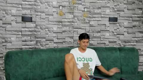 Snapshot of oversized_guy chatting on 09-09-25, 02:38 MATT ...JACKSON ....PETER online show from 09-09-25, 02:38