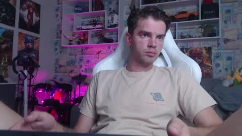 Snapshot of oxmikexo chatting on 09-11-25, 10:04 Mike online show from 09-11-25, 10:04
