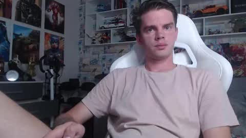 Snapshot of oxmikexo chatting on 09-28-25, 11:04 Mike online show from 09-28-25, 11:04