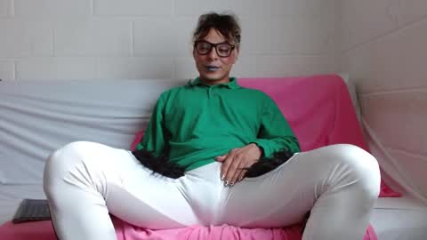 Snapshot of oxxy_jean chatting on 12-28-24, 07:22 Jeannifer online show from 12-28-24, 07:22