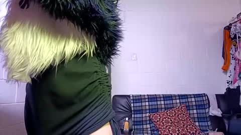 Snapshot of oxxy_jean chatting on 10-15-25, 01:17 Jeannifer online show from 10-15-25, 01:17