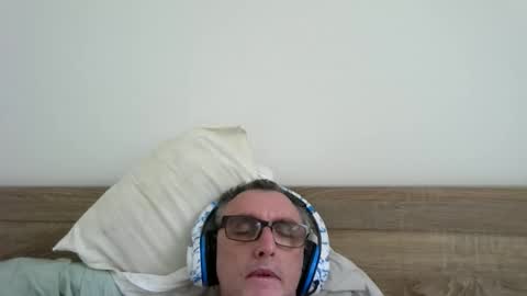 Snapshot of ozzie_male77 chatting on 10-25-25, 02:08 Brian online show from 10-25-25, 02:08