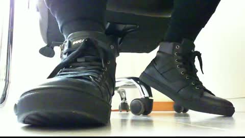 Snapshot of pablomenesssl chatting on 01-08-25, 12:15 Pablo Meness online show from 01-08-25, 12:15