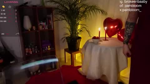 Snapshot of pambloom_ chatting on 02-14-25, 11:20 online show from 02-14-25, 11:20