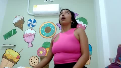 Snapshot of pamelaskiny20 chatting on 04-19-26, 02:33 pamelaskiny20 online show from 04-19-26, 02:33
