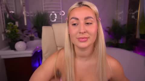 Snapshot of paolamola chatting on 05-15-26, 01:18 Lia online show from 05-15-26, 01:18