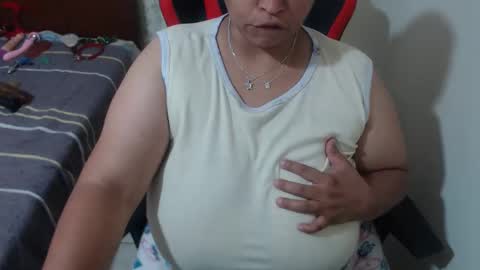 Snapshot of pareja_explosivasexx chatting on 05-12-26, 05:37 Luna online show from 05-12-26, 05:37