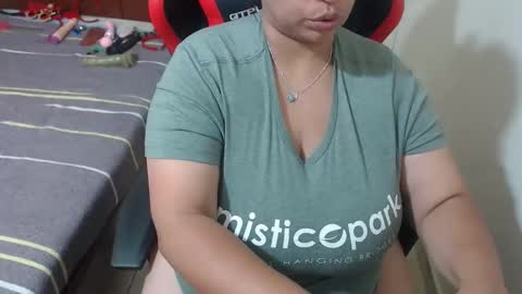Snapshot of pareja_explosivasexx chatting on 05-24-26, 11:37 Luna online show from 05-24-26, 11:37
