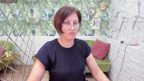 Snapshot of paris_cherry chatting on 01-08-25, 11:30 Paris online show from 01-08-25, 11:30