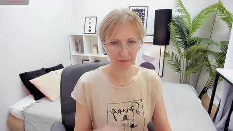 Snapshot of paris_cherry chatting on 10-13-25, 08:20 Paris online show from 10-13-25, 08:20
