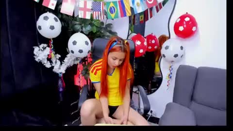 Snapshot of paris_petit chatting on 06-18-26, 12:33 paris petit online show from 06-18-26, 12:33