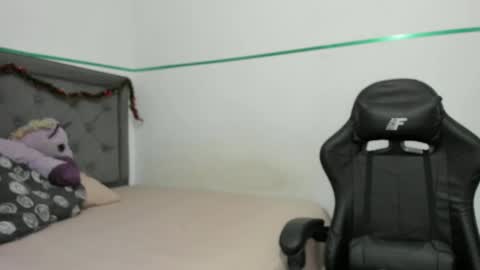 Snapshot of pasionaleshot69 chatting on 01-05-25, 11:01 Violetafantasy online show from 01-05-25, 11:01