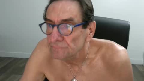 Snapshot of pastelito76 chatting on 10-05-25, 01:53 Bob online show from 10-05-25, 01:53