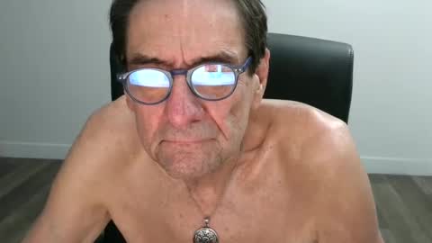 Snapshot of pastelito76 chatting on 10-10-25, 02:43 Bob online show from 10-10-25, 02:43