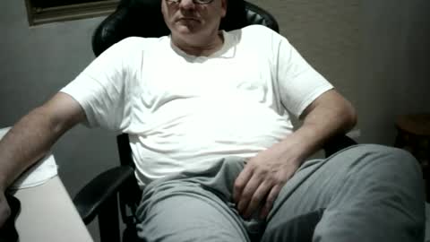 Snapshot of pattrom chatting on 05-13-26, 01:58 Patrom online show from 05-13-26, 01:58