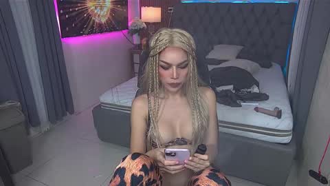 Snapshot of pau_kink95 chatting on 02-10-25, 11:25 Paula online show from 02-10-25, 11:25