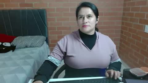 paula__117 online show from 05-05-26, 07:00