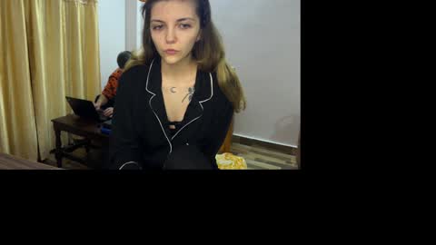 Snapshot of paulettegoddard chatting on 12-12-24, 05:48 Isla Chase online show from 12-12-24, 05:48