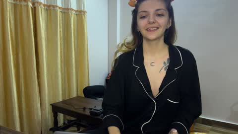 Snapshot of paulettegoddard chatting on 12-12-24, 08:53 Isla Chase online show from 12-12-24, 08:53