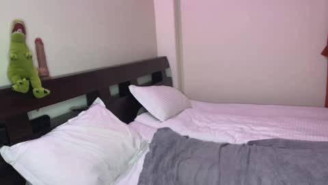 Snapshot of paulettegoddard chatting on 02-23-25, 06:34 Isla Chase online show from 02-23-25, 06:34