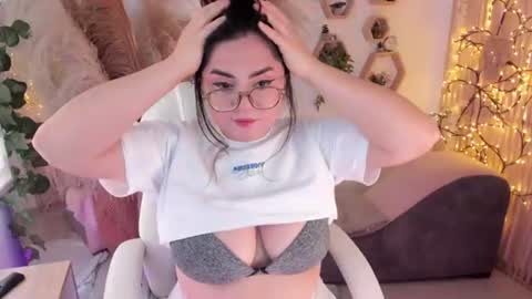 Snapshot of paulinacostello chatting on 07-17-26, 06:24 Estefania online show from 07-17-26, 06:24