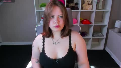 Snapshot of pauline_moore chatting on 04-26-26, 09:29 Erica online show from 04-26-26, 09:29