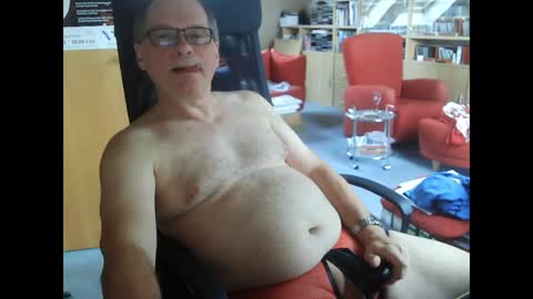 Snapshot of pavlovsdog2006 chatting on 01-27-25, 09:23 Pavlov aka Peter online show from 01-27-25, 09:23