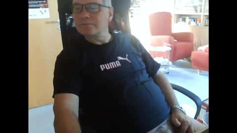 Snapshot of pavlovsdog2006 chatting on 11-13-25, 10:25 Pavlov aka Peter online show from 11-13-25, 10:25