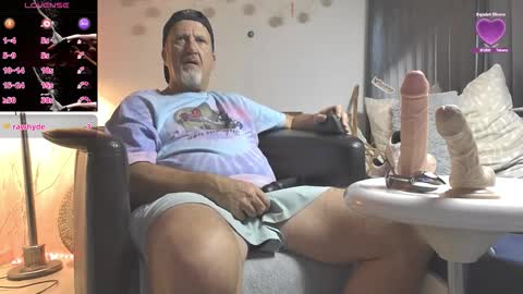 Snapshot of peacetous chatting on 10-26-25, 01:00 Marc online show from 10-26-25, 01:00