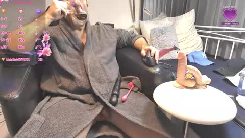 Snapshot of peacetous chatting on 11-12-25, 04:24 Marc online show from 11-12-25, 04:24