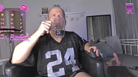 Snapshot of peacetous chatting on 12-21-25, 06:09 Marc online show from 12-21-25, 06:09