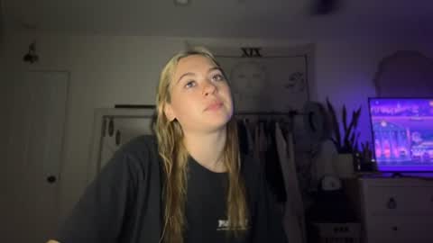 Snapshot of peachesncreampiezz chatting on 06-17-26, 12:35 peachesncreampiezz online show from 06-17-26, 12:35