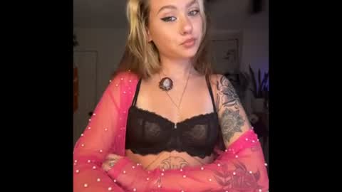 Snapshot of peachesncreampiezz chatting on 07-10-26, 02:38 peachesncreampiezz online show from 07-10-26, 02:38